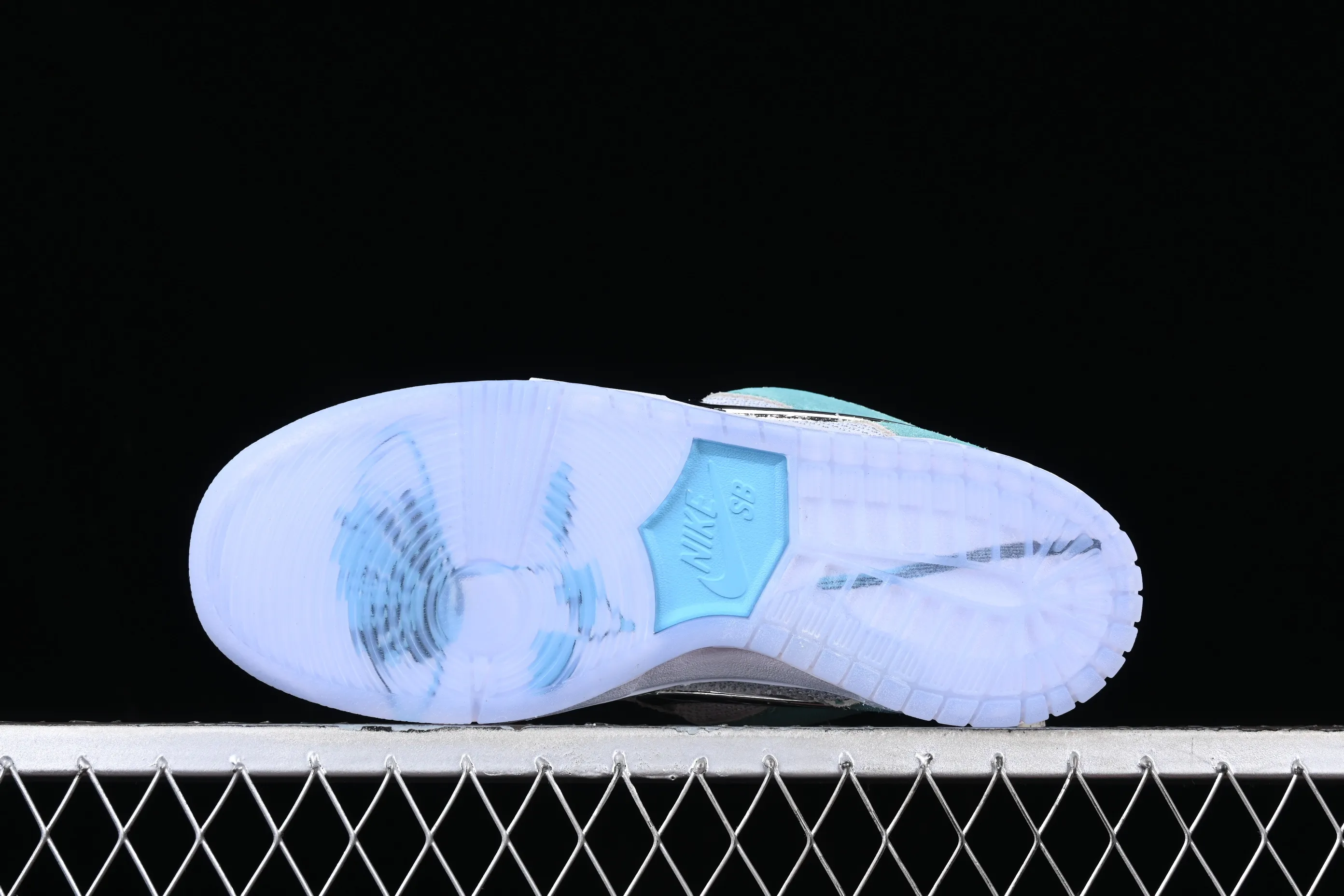 All categories Nk SB Dunk Series Nk SB Dunk Low low-top sneakers F version April Skateboards x Nk SB Dunk Low joint model Frozen Rose SB smashed backboard fashion casual sneakers FD2562-400